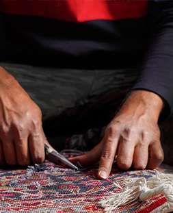 رفو گری قالی در قالیشویی شهرک آزادی